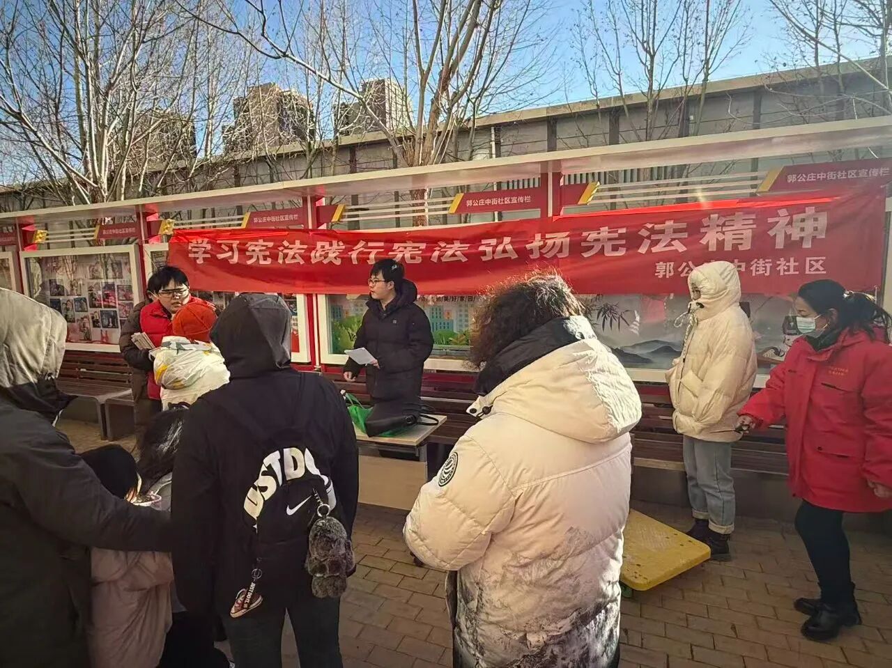 薛元浩律师为社区居民讲解宪法知识