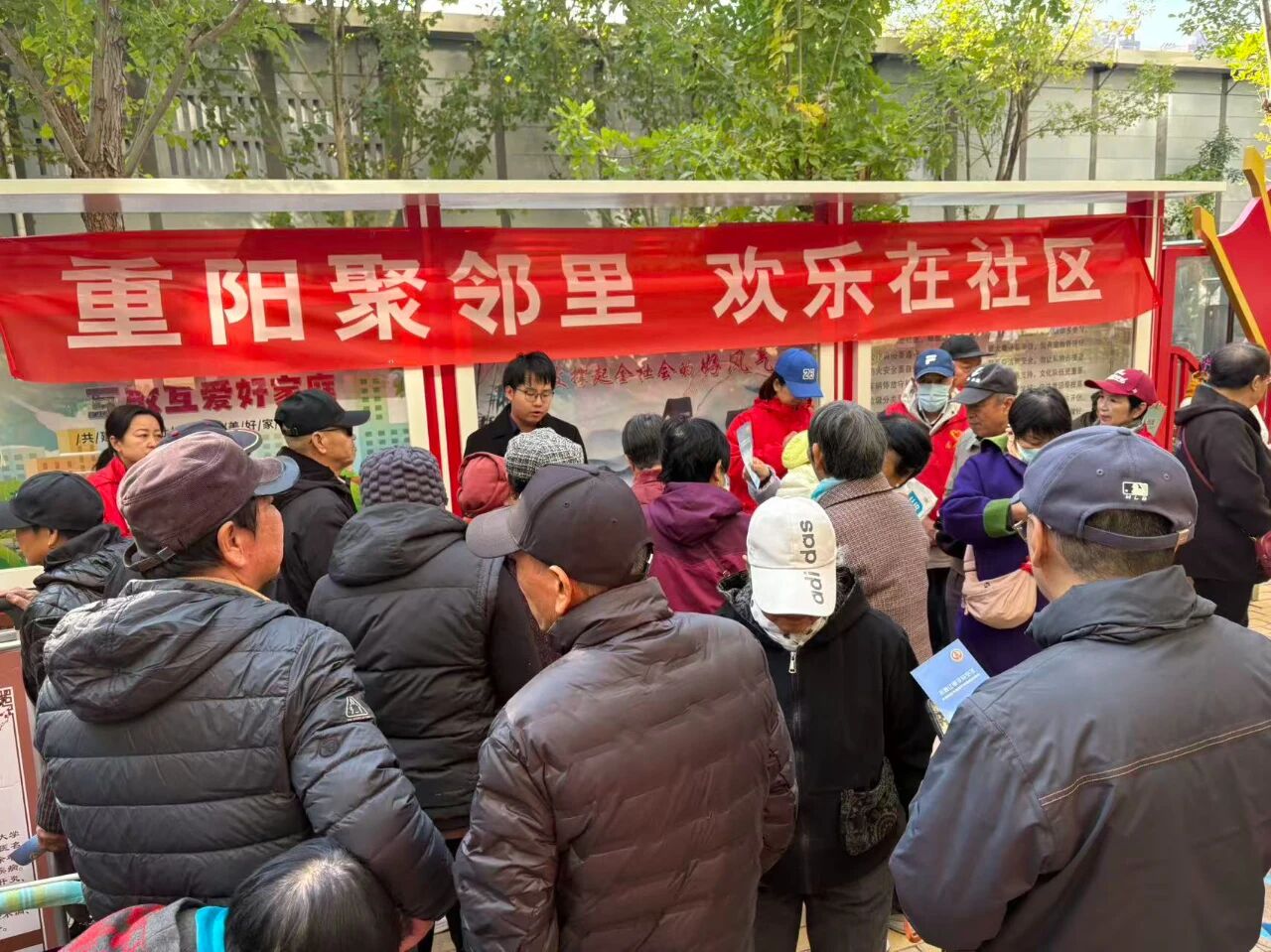义诊区域 · 医疗志愿者为老人测量血压血糖